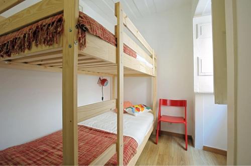 מיטה או מיטות קומותיים בחדר ב-Stay Local! Maria typical Home, near Flea Market