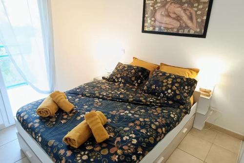 une chambre avec un lit avec des serviettes dessus dans l'établissement Bel appartement de standing à Boulouris, à Saint-Raphaël