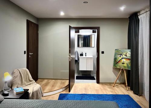 Habitación con cama y baño con lavabo. en Tuikov’s Home Room, en Teteven