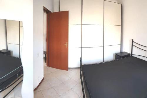 um quarto com 2 camas e uma porta de madeira em Casa Aurelia em Roma