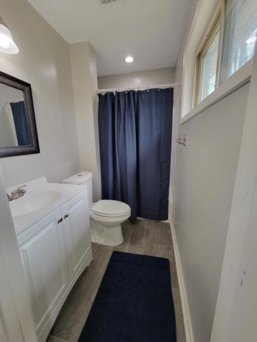 La salle de bains blanche est pourvue de toilettes et d'un lavabo. dans l'établissement Perfect Place in Southaven, à Southaven