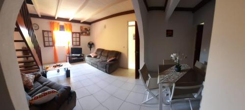 uma sala de estar com um sofá e uma mesa em Sunbeachparadise em Port-Louis