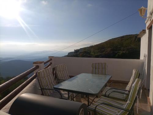 a table and chairs on a balcony with a view at Apartamento en El Golco in Golco