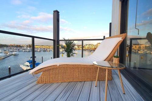 Balkón nebo terasa v ubytování Marina Magic Getaways - Your Waterfront Retreat