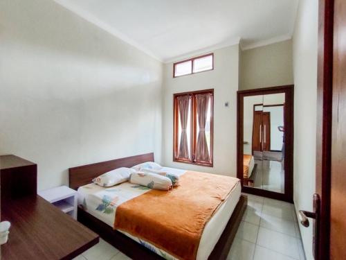 - une chambre avec un lit et 2 oreillers dans l'établissement Omah Tawang Homestay Temanggung, à Temanggung