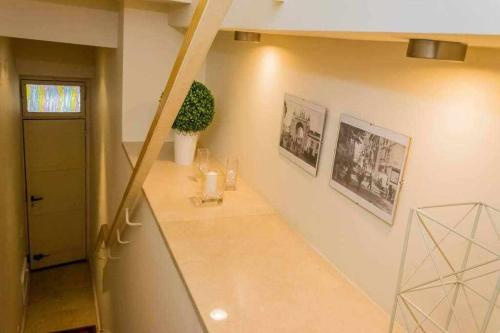kuchnia z blatem z rośliną na ścianie w obiekcie Casa con piscina junto catedral de sevilla w Sewilli