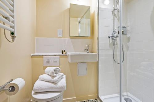 a bathroom with a toilet and a sink and a shower at Vernon House in London