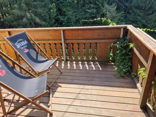 a wooden deck with a chair sitting on it at Fridas Place - DER Blick über ganz Villach - 160 m2 Ferienoase - ganzes Haus bis zu 8 Personen in Villach