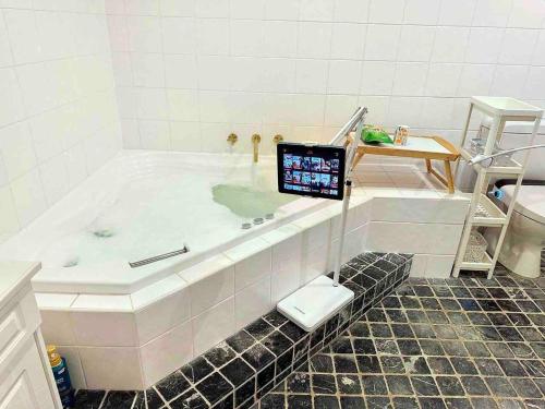Heated toilet seat - Air Conditioning- Hot Tub Spa - Dryer - Electrical BBQ Grill - Pool - Arcade Games at Golden Swan Holiday Houseにあるバスルーム