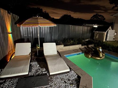 Heated toilet seat - Air Conditioning- Hot Tub Spa - Dryer - Electrical BBQ Grill - Pool - Arcade Games at Golden Swan Holiday Houseの敷地内または近くにあるプール