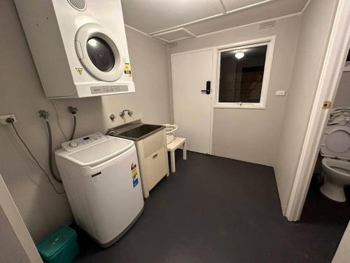シドニーにあるHeated toilet seat - Air Conditioning- Hot Tub Spa - Dryer - Electrical BBQ Grill - Pool - Arcade Games at Golden Swan Holiday Houseのギャラリーの写真