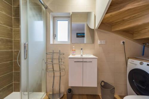 a bathroom with a shower and a toilet and a sink at Havre de paix proche de la mer, pointe de Pors Pin in Plouézec
