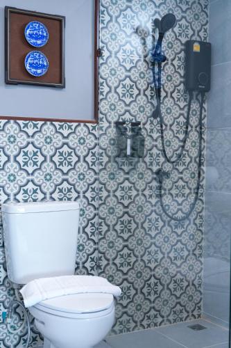 Un baño de ChomTique Hotel
