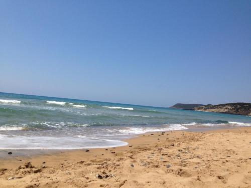 a sandy beach with the ocean in the background at Agriturismo S´Aranada in Marrùbiu