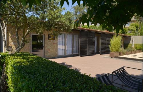a building with a bench in front of it at Abrigo do Moleiro in Ribeirão