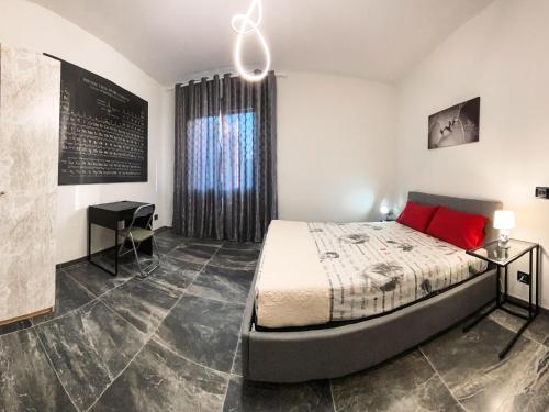 sypialnia z łóżkiem, stołem i oknem w obiekcie app arena w mieście Reggio nell'Emilia