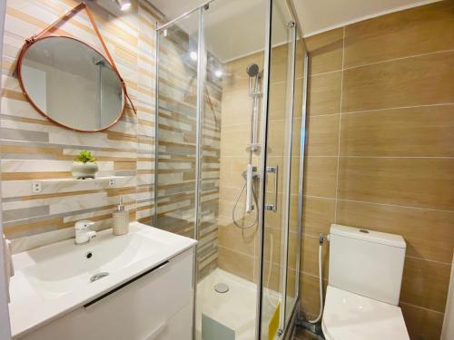 uma casa de banho com um chuveiro, um lavatório e um WC. em Charmant studio à Talence em Talence