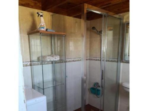 y baño con ducha y lavamanos. en Ca' Anibal en Tías