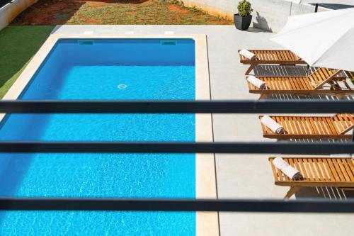 Kolam renang di atau dekat dengan Modern villa Eva with pool and 2 bedrooms in Tar