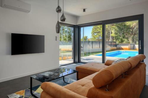 Kolam renang di atau dekat dengan Modern villa Eva with pool and 2 bedrooms in Tar