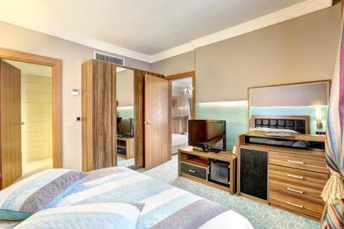 Postel nebo postele na pokoji v ubytování Suhan Cappadocia Hotel & Spa