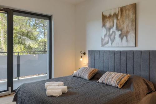 1 dormitorio con 1 cama con 2 toallas en Modern villa Eva with pool and 2 bedrooms in Tar, en Tar