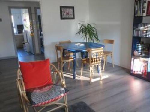une salle à manger avec une table bleue et des chaises dans l'établissement appartement calme centre ville, à Aleçon