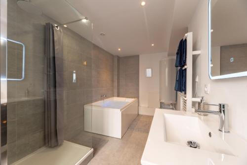 y baño con lavabo, ducha y bañera. en Le Lovely cosy jacuzzi centre-ville wifi en Rouen