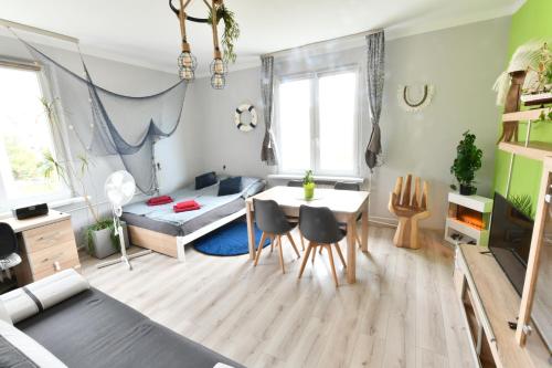 Pokój w apartamencie dwupokojowym ze współdzieloną kuchnią i łazienką