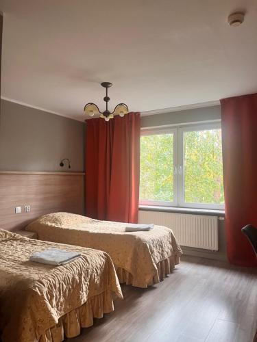 sypialnia z 2 łóżkami i oknem w obiekcie HOTEL MOTEL S5 w mieście Wąsosz