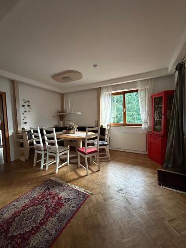 a living room with a dining room table and chairs at Fridas Place - DER Blick über ganz Villach - 160 m2 Ferienoase - ganzes Haus bis zu 8 Personen in Villach