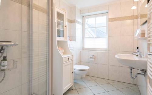 ヴェニングシュテットにあるLH Heidegrund, App 4の白いバスルーム(トイレ、シンク付)