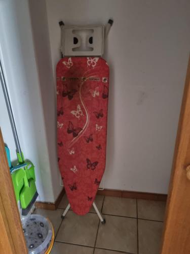 a snowboard leaning against a wall in a room at Fridas Place - DER Blick über ganz Villach - 160 m2 Ferienoase - ganzes Haus bis zu 8 Personen in Villach