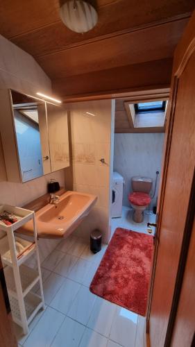 a bathroom with a tub and a sink and a toilet at Fridas Place - DER Blick über ganz Villach - 160 m2 Familienoase in Villach