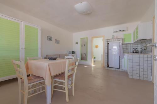 a kitchen and dining room with a table and chairs at Cava Li Santi Residence in Nardò