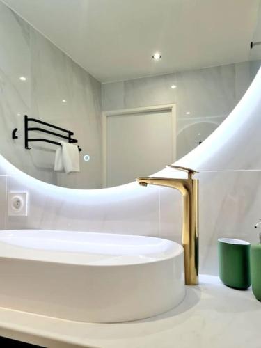 une salle de bain avec un lavabo et un miroir dans l'établissement *New* Céleste Appart 6 Pax 5 min Disney, à Serris