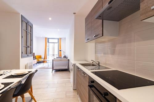 une cuisine avec un évier et un comptoir dans l'établissement Appartement moderne et élégant quartier Saint-Jean Perpignan 2, à Perpignan