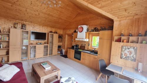 eine große Küche mit Holzwänden und einer Holzdecke in der Unterkunft Ferienhaus-Burg in Celle