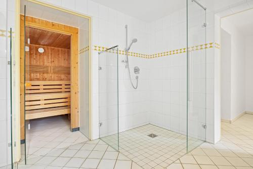ein Bad mit einer Dusche und einer Glasduschkabine in der Unterkunft Villa Aegir Villa Aegir 002 in Heringsdorf