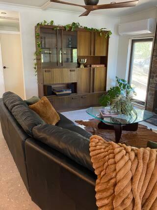 sala de estar con sofá de cuero y mesa en Sul Lago - Lakefront Family Friendly home, en Jamieson