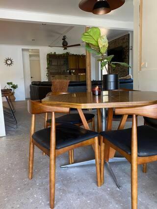mesa de comedor y sillas con mesa de madera en Sul Lago - Lakefront Family Friendly home, en Jamieson