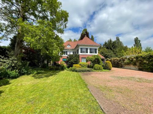 a house with a large yard in front of it at Guesthouse Villa de Eikhof in Hengelo