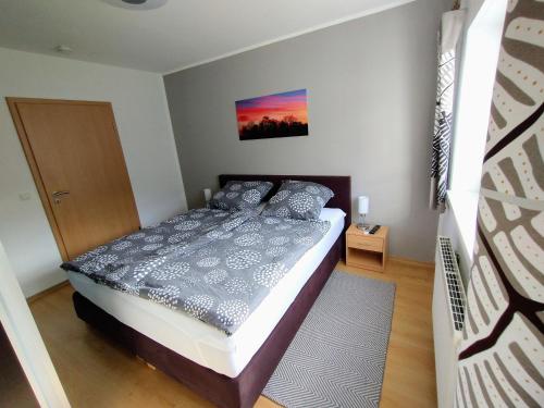 1 dormitorio con 1 cama en una habitación en Ferienwohnung Am Kamp, en Schmallenberg