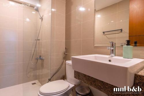 een badkamer met een toilet, een wastafel en een douche bij Luxury 2BR in Uptown Bgc -- Free pool use -- in Manilla
