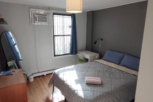 Un pat sau paturi într-o cameră la Luxury Double room in Williamsburg Ground floor Apartment near Subway