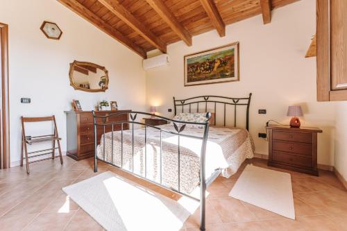 um quarto com uma cama e um tecto de madeira em Casa Serra 