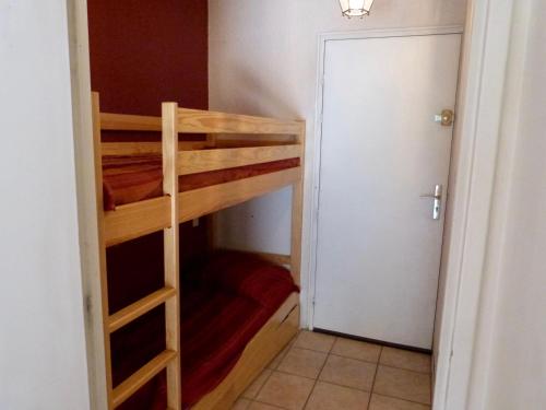 une chambre avec deux lits superposés dans une pièce dans l'établissement Studio Les Seolanes Praloup, à Uvernet