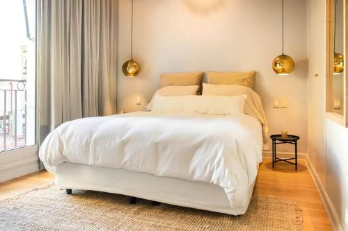 1 dormitorio con 1 cama grande con sábanas blancas en Hermoso departamento en el corazón de la Recoleta en Buenos Aires
