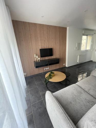 a living room with a couch and a table at Studio tout confort, au pied de toute commodité, 2 in Créteil