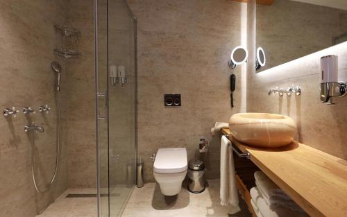 uma casa de banho com um chuveiro, um WC e um lavatório. em GÖKTÜRK OTEL em Muğla